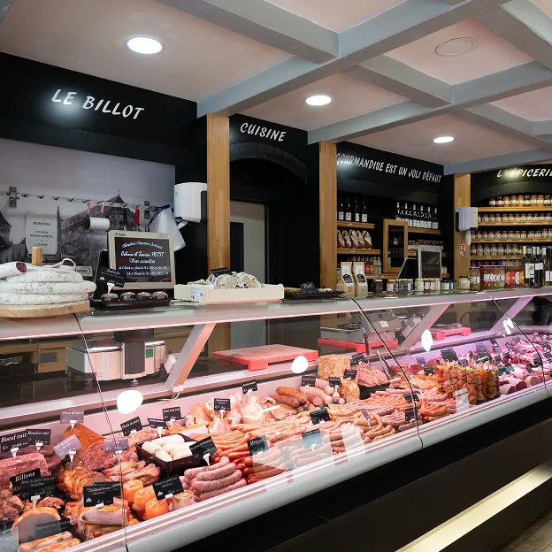 Boucherie-charcuterie Bourges proposant viandes, saucisses et plats préparés sous vitrine éclairée